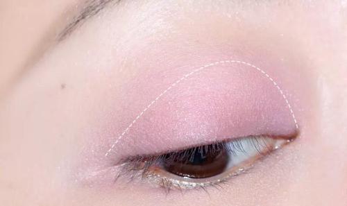 step2:用浅浅的粉色珠光眼影晕染在上眼皮褶皱处,提亮整个眼部肌肤.