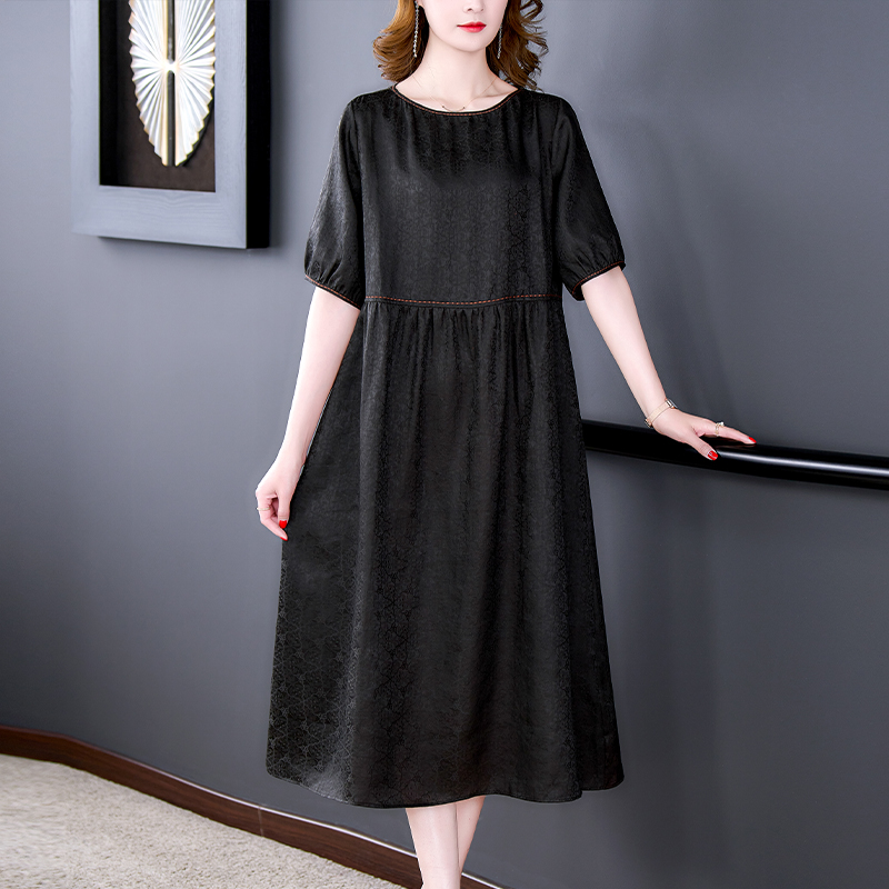 2023夏季必入，显瘦又时髦的黑色提花连衣裙来袭！
