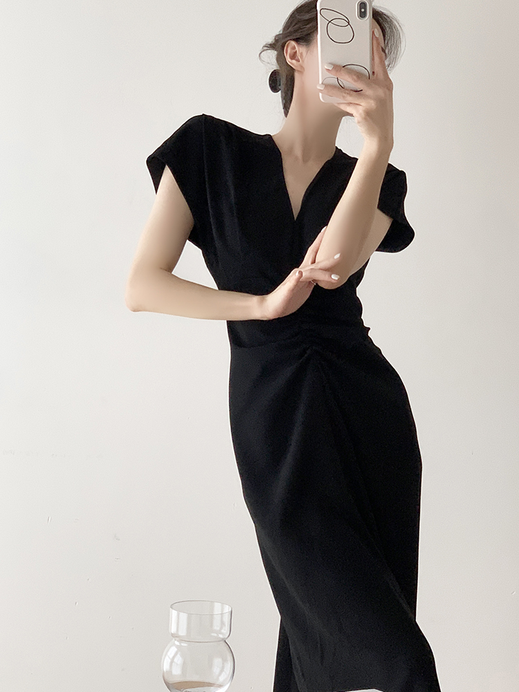 黑色法式收腰连衣裙女夏季2023年新款小众设计 V 领气质显瘦小黑裙
