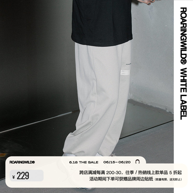 ROARINGWILD浅灰色织带卫裤，让你成为街头时尚icon！
