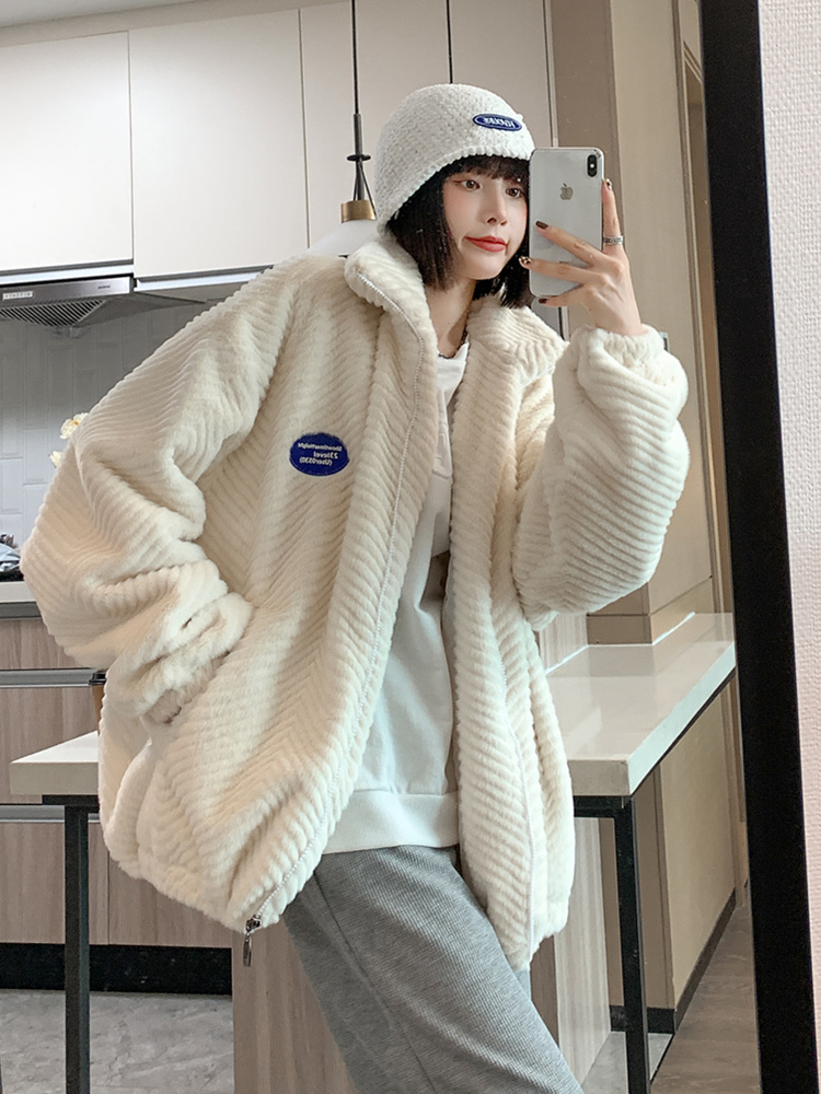 抢先体验luoan 2022年新款羊羔毛外套女，让你成为最in的时尚icon！
